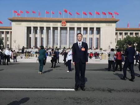 全国人大代表、中航锂电生产调度 邢京龙 全国人大代表、中航锂电生产调度 邢京龙